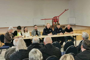 Na zdjęciu widoczni dwaj policjanci, radni, sołtysi i zaproszeni goście.