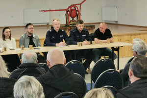 Na zdjęciu widoczni dwaj policjanci, radni, sołtys i zaproszeni goście.