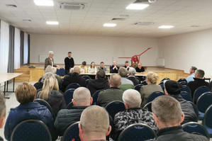 Na zdjęciu widoczni dwaj policjanci, radni, sołtysi i zaproszeni goście.