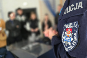 Na zdjęciu widoczna naszywka na policyjnym mundurze, na której widnieje napis: Policja Komenda Powiatowa Policji Zawiercie.