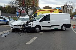 Na zdjęciu widoczne pojazdy, które brały udział w zdarzeniu drogowym. Widać również radiowóz i karetkę pogotowia.