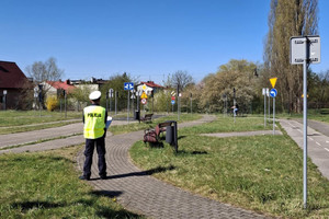 Na zdjęciu widoczny policjant na miasteczku ruchu drogowego.