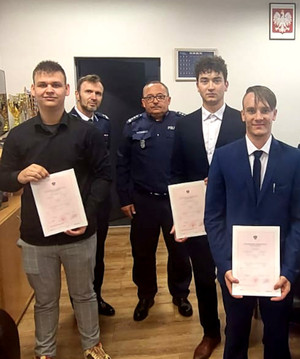 Na zdjęciu widoczny Komendant Powiatowy Policji w Zawierciu inspektor Artur Klimek, Naczelnik Wydziału Kryminalnego podinspektor Grzegorz Migdał oraz trzej absolwenci.