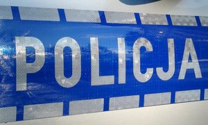 Na zdjęciu widoczne częściowe oznakowanie radiowozu - napis POLICJA.