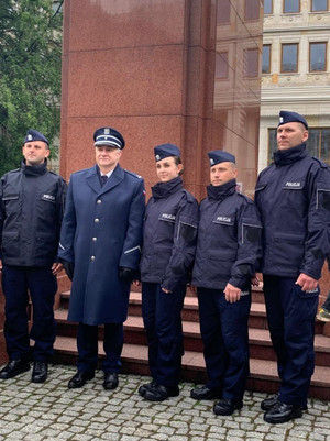 Na zdjęciu Pierwszy Zastępca Komendanta Powiatowego Policji w Zawierciu podinspektor Paweł Sobota wraz z 3 policjantami i 1 policjantką.