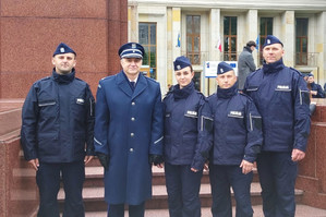 Na zdjęciu Pierwszy Zastępca Komendanta Powiatowego Policji w Zawierciu podinspektor Paweł Sobota wraz z 3 policjantami i 1 policjantką.