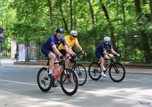 Na zdjęciu widocznych trzech mężczyzn, którzy jadą na rowerach.