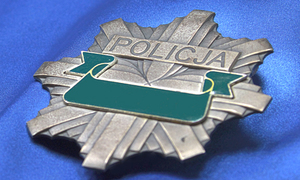 Na zdjęciu widoczna policyjna gwiazda z napisem POLICJA.