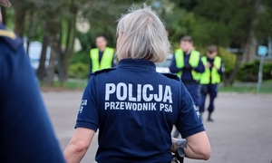 Na zdjęciu widoczna policjantka - przewodnik psa służbowego.
