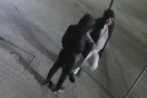 Na zdjęciu widoczni sprawcy zniszczenia mienia.
