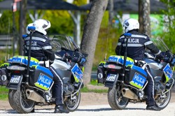 Na zdjęciu widoczne dwa policyjne motocykle.