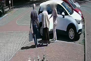 Na zdjęciu widoczny biały samochód osobowy oraz mężczyzna, który nim kierował.