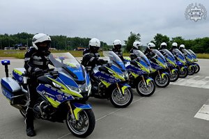 Na zdjęciu widoczne są motocykle i policjanci