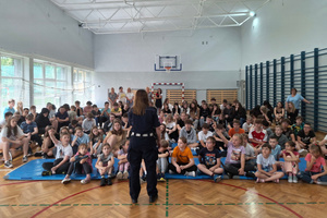Na zdjęciu widoczna policjantka podczas prelekcji dla dzieci.
