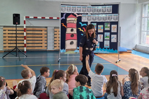 Na zdjęciu widoczna policjantka podczas prelekcji dla dzieci.