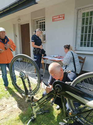 Na zdjęciu widoczny dzielnicowy, który znakuje rower.