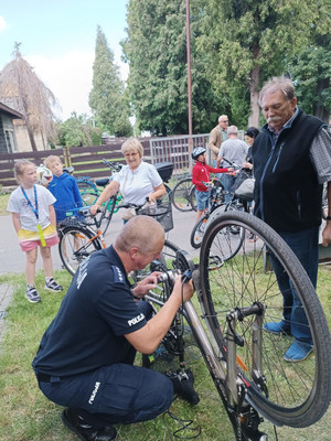 Na zdjęciu widoczny dzielnicowy, który znakuje rower.