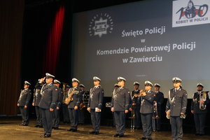 Na scenie widoczna orkiestra.
