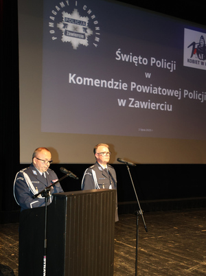 Na zdjęciu widoczny Komendant Powiatowy Policji w Zawierciu inspektor Artur Klimek, który przemawia z mównicy.