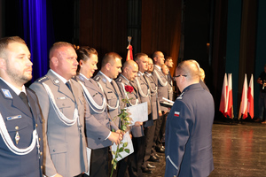 Na zdjęciu widoczni policjanci, którzy otrzymują akty mianowania i gratulacje od Zastępcy Komendanta Wojewódzkiego Policji w Katowicach podinspektora Marka Gadzińskiego oraz Komendanta Powiatowego Policji w Zawierciu inspektora Artura Klimka.
