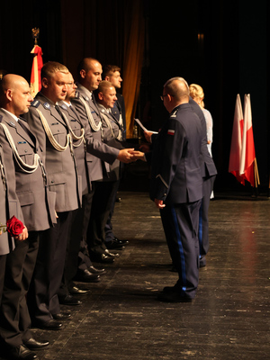 Na zdjęciu widoczni policjanci, którzy otrzymują akty mianowania i gratulacje od Zastępcy Komendanta Wojewódzkiego Policji w Katowicach podinspektora Marka Gadzińskiego oraz Komendanta Powiatowego Policji w Zawierciu inspektora Artura Klimka.