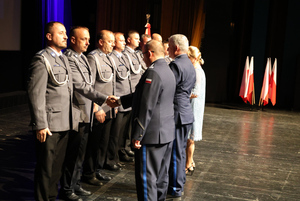 Na zdjęciu widoczni policjanci, którzy otrzymują akty mianowania i gratulacje od Zastępcy Komendanta Wojewódzkiego Policji w Katowicach podinspektora Marka Gadzińskiego oraz Komendanta Powiatowego Policji w Zawierciu inspektora Artura Klimka.