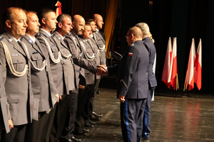 Na zdjęciu widoczni policjanci, którzy otrzymują akty mianowania i gratulacje od Zastępcy Komendanta Wojewódzkiego Policji w Katowicach podinspektora Marka Gadzińskiego oraz Komendanta Powiatowego Policji w Zawierciu inspektora Artura Klimka.