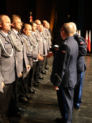 Na zdjęciu widoczni policjanci, którzy otrzymują akty mianowania i gratulacje od Zastępcy Komendanta Wojewódzkiego Policji w Katowicach podinspektora Marka Gadzińskiego oraz Komendanta Powiatowego Policji w Zawierciu inspektora Artura Klimka.
