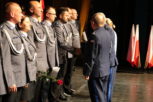 Na zdjęciu widoczni policjanci, którzy otrzymują akty mianowania i gratulacje od Zastępcy Komendanta Wojewódzkiego Policji w Katowicach podinspektora Marka Gadzińskiego oraz Komendanta Powiatowego Policji w Zawierciu inspektora Artura Klimka.