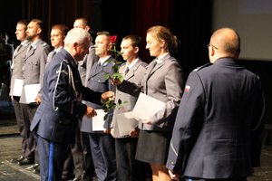 Na zdjęciu widoczni policjanci, którzy otrzymują akty mianowania i gratulacje od Zastępcy Komendanta Wojewódzkiego Policji w Katowicach podinspektora Marka Gadzińskiego oraz Komendanta Powiatowego Policji w Zawierciu inspektora Artura Klimka.