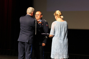 Na zdjęciu widoczny Zastępca Komendanta Wojewódzkiego Policji w Katowicach podinspektor Marek Gadziński, który przypina medal Komendantowi Powiatowemu Policji w Zawierciu inspektorowi Arturowi Klimkowi.