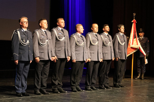 Na zdjęciu widoczni policjanci stojący na scenie.