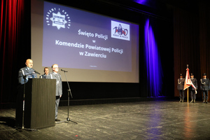 Na zdjęciu widoczny Wiceprzewodniczący ZW NSZZ Policjantów województwa śląskiego Dariusz Tabas, który przemawia z mównicy.