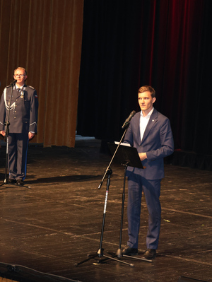 Na zdjęciu widoczny przemawiający Poseł na Sejm Rzeczypospolitej Polskiej Mateusz Bochenek.
