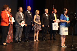 Na zdjęciu widoczna przemawiająca Teresa Mucha - Popiel - Starosta zawierciański. Za nią widoczni przedstawiciele lokalnego samorządu.