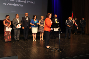 Na zdjęciu widoczna przemawiająca Anna Nemś - Prezydent Zawiercia. Za nią Starosta Zawierciański Teresa Mucha- Popiel, Komendant Powiatowy Policji w Zawierciu inspektor Artur Klimek oraz przedstawiciele lokalnego samorządu.