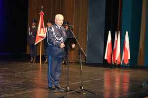 Na zdjęciu widoczny przemawiający Zastępca Komendanta Wojewódzkiego Policji w Katowicach podinspektor Marek Gadziński.