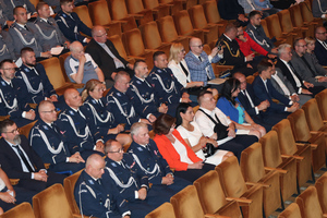Na zdjęciu widoczni na widowni policjanci i zaproszeni goście.