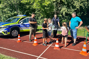 Na zdjęciu widoczny policjant podczas spotkania z dziećmi.