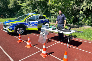 Na zdjęciu widoczny policjant przy stoisku profilaktycznym.