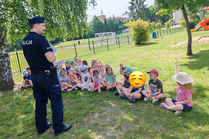 Na zdjęciu widoczny policjant podczas spotkania z dziećmi.