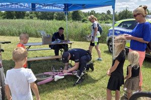 Na zdjęciu widoczni policjanci podczas znakowania rowerów.