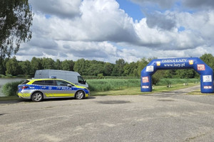 Na zdjęciu widoczny radiowóz i start - meta rajdu.
