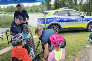 Na zdjęciu widoczni policjanci podczas znakowania rowerów.