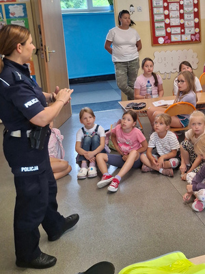 Na zdjęciu widoczna policjantka podczas spotkania z uczestnikami półkolonii.