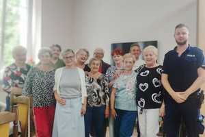 Na zdjęciu widoczny policjant z seniorkami.