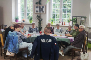 Na zdjęciu widoczny policjant z seniorkami.