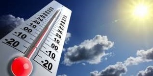 Na zdjęciu widoczne słońce na niebie oraz termometr wskazujący wysoką temperaturę.