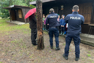 Na zdjęciu widoczni policjanci podczas spotkania z obozowiczami.