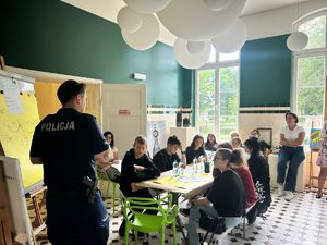 Na zdjęciu widoczny policjant prowadzący warsztaty, a także widoczni uczestnicy warsztatów.